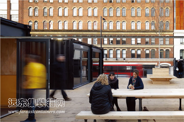 BOXPARK shoreditch 盒子公園集裝箱購物中心店鋪間的休閑桌椅